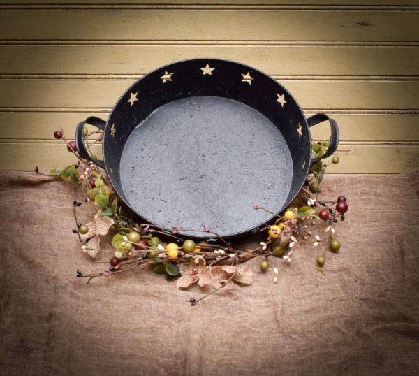 tinware round candle pan with wreath